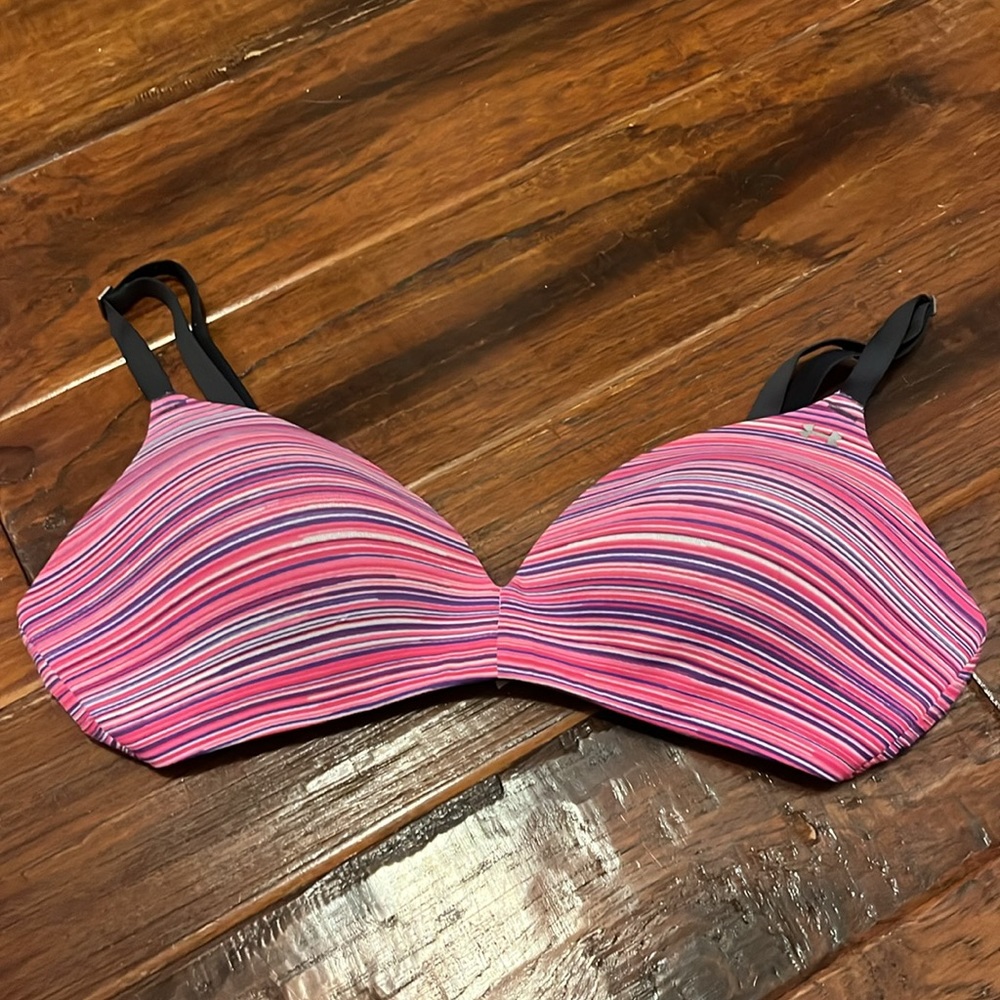 Under Armour Colorful Striped Adjustable Strap Wireless Bra. Size M.